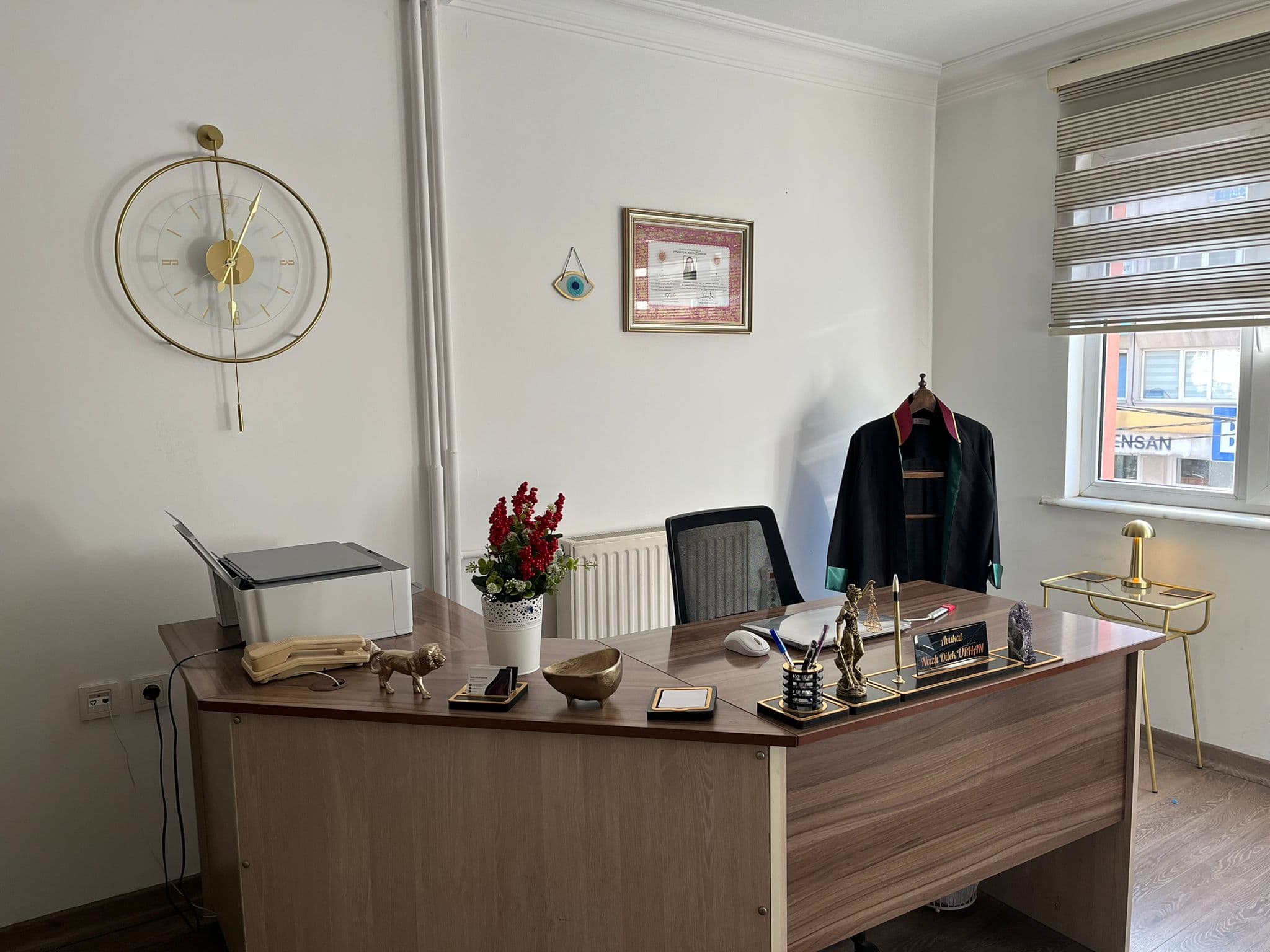 Burhaniye ofisinden üçüncü görünüm; boşanma, ceza, miras ve icra başlıkları dahil geniş hukuki hizmet yelpazesinde destek sunulan ortam.